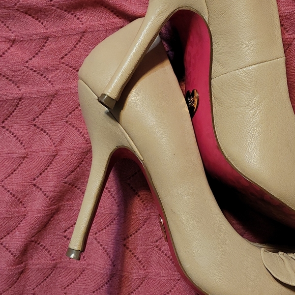 Betsy Johnson ruffled spiked leather pumps beige/tan - Picture 11 of 13